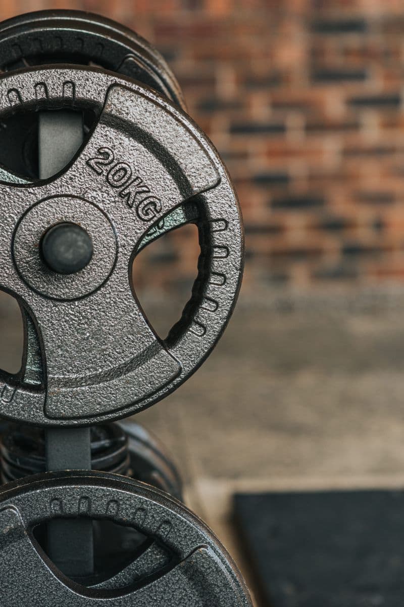 Bierbauch loswerden: Warum Männer am Bauch zunehmen und wie er verschwindet