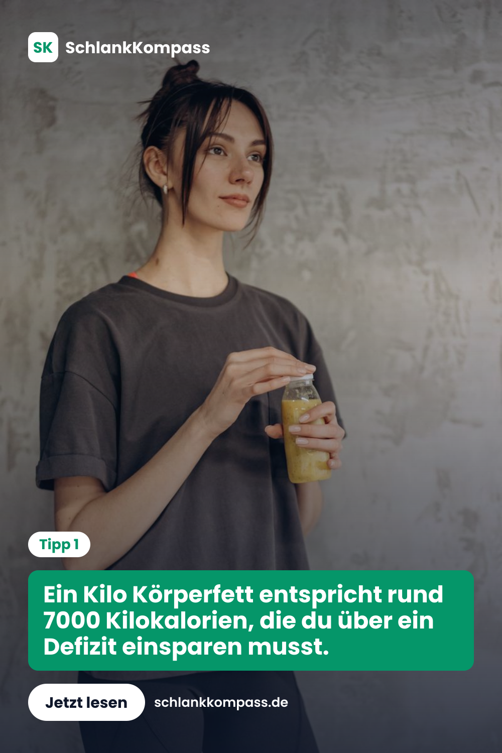 Ein Kilo Körperfett entspricht rund 7000 Kilokalorien, die du über ein Defizit einsparen musst.