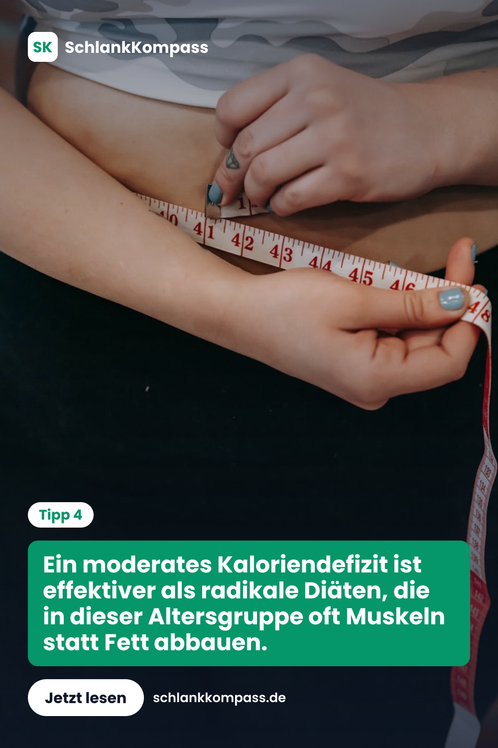Ein moderates Kaloriendefizit ist effektiver als radikale Diäten, die in dieser Altersgruppe oft Muskeln statt Fett abbauen.