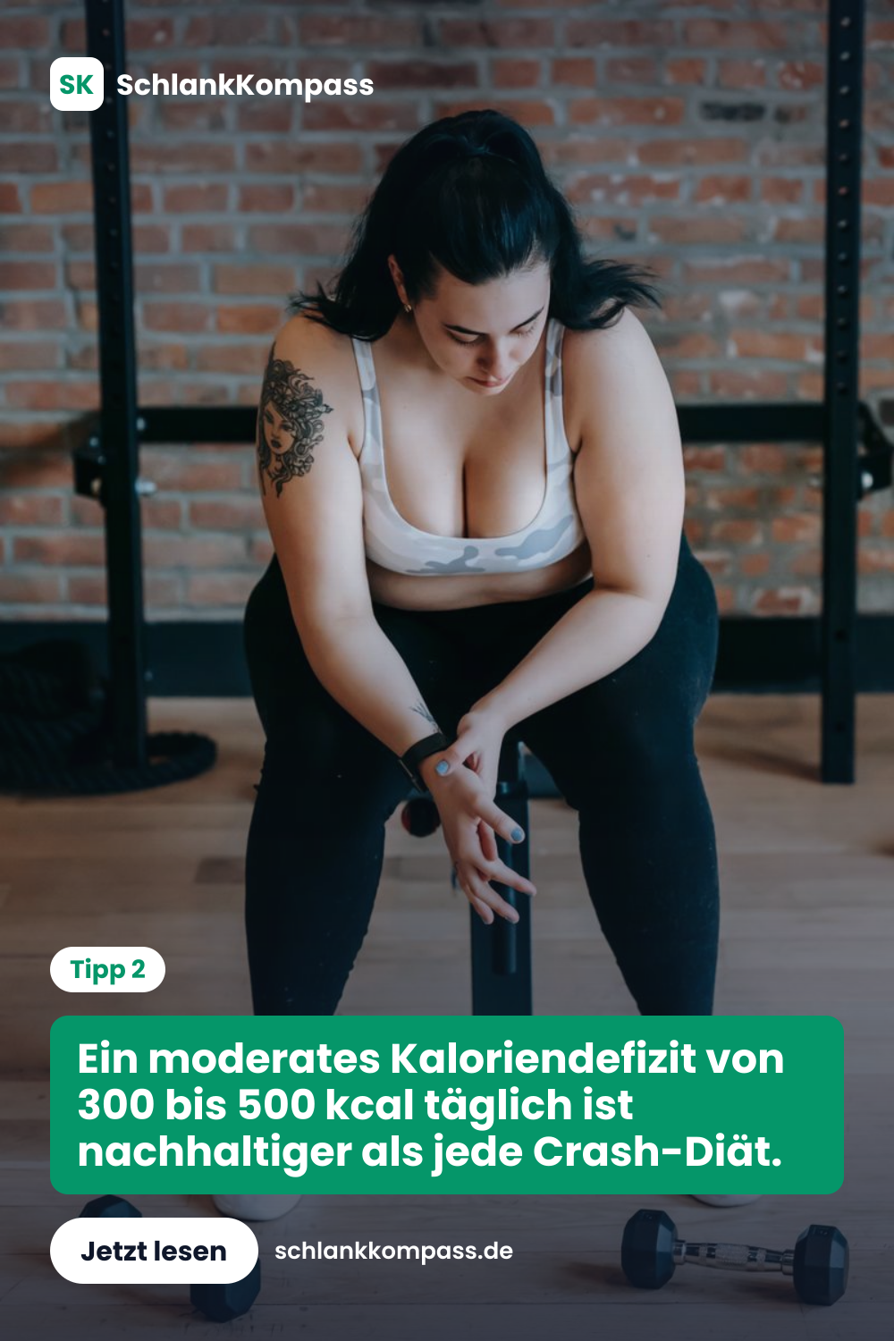 Ein moderates Kaloriendefizit von 300 bis 500 kcal täglich ist nachhaltiger als jede Crash-Diät.