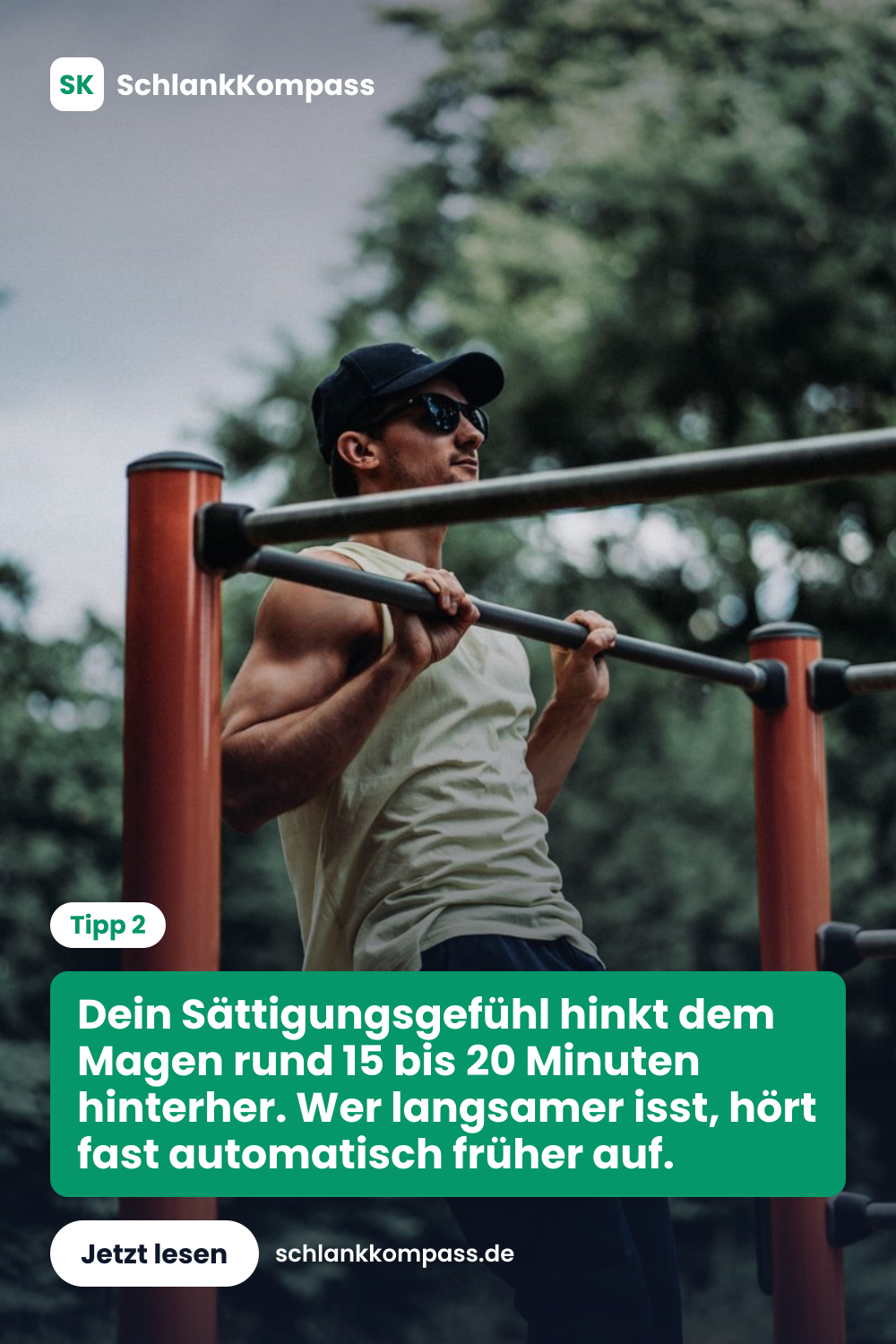Dein Sättigungsgefühl hinkt dem Magen rund 15 bis 20 Minuten hinterher. Wer langsamer isst, hört fast automatisch früher auf.