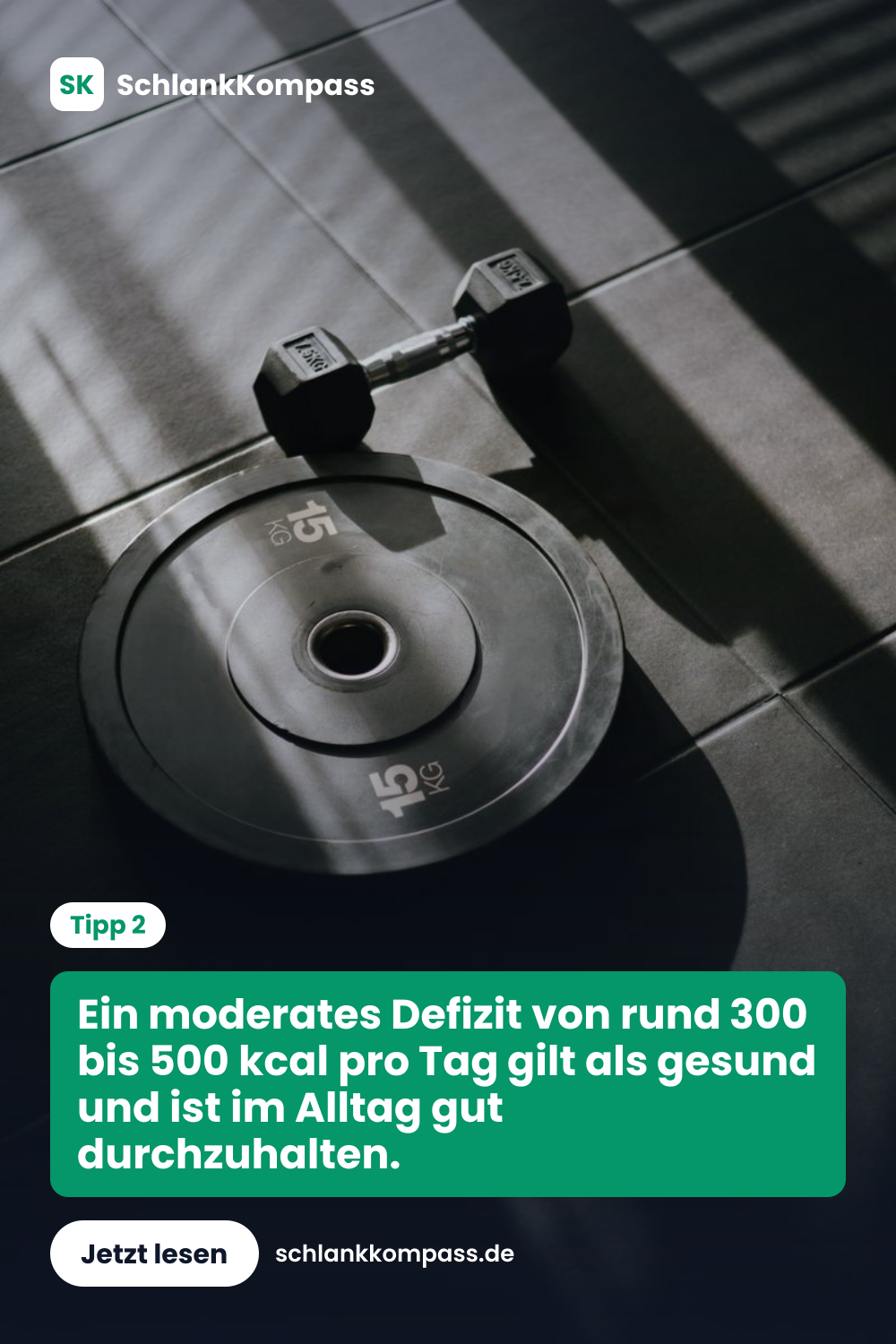 Ein moderates Defizit von rund 300 bis 500 kcal pro Tag gilt als gesund und ist im Alltag gut durchzuhalten.