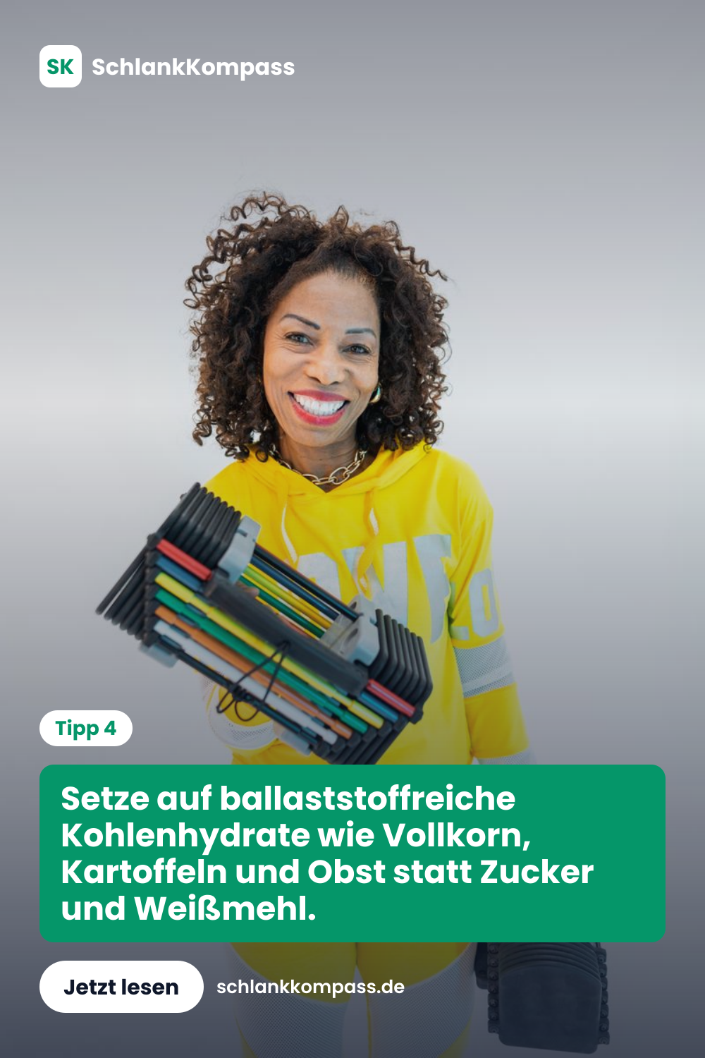 Setze auf ballaststoffreiche Kohlenhydrate wie Vollkorn, Kartoffeln und Obst statt Zucker und Weißmehl.