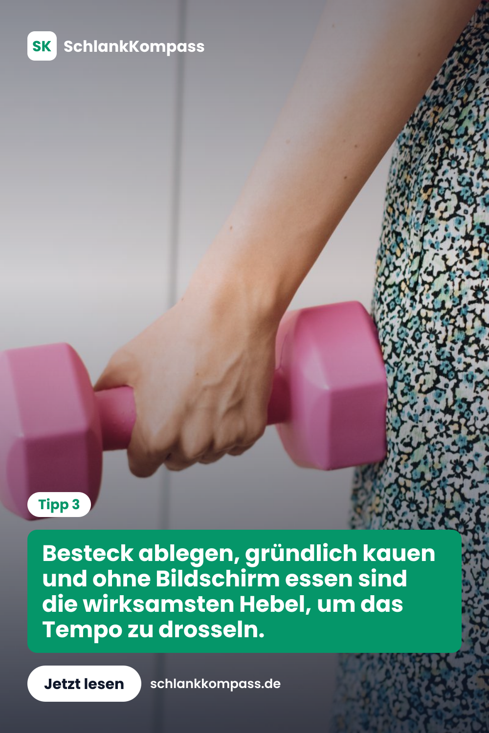 Besteck ablegen, gründlich kauen und ohne Bildschirm essen sind die wirksamsten Hebel, um das Tempo zu drosseln.