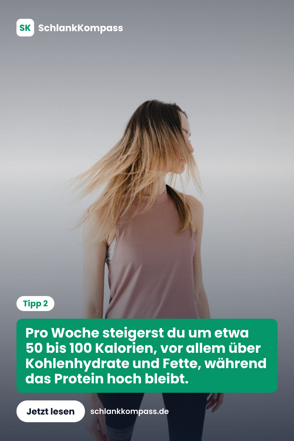 Pro Woche steigerst du um etwa 50 bis 100 Kalorien, vor allem über Kohlenhydrate und Fette, während das Protein hoch bleibt.