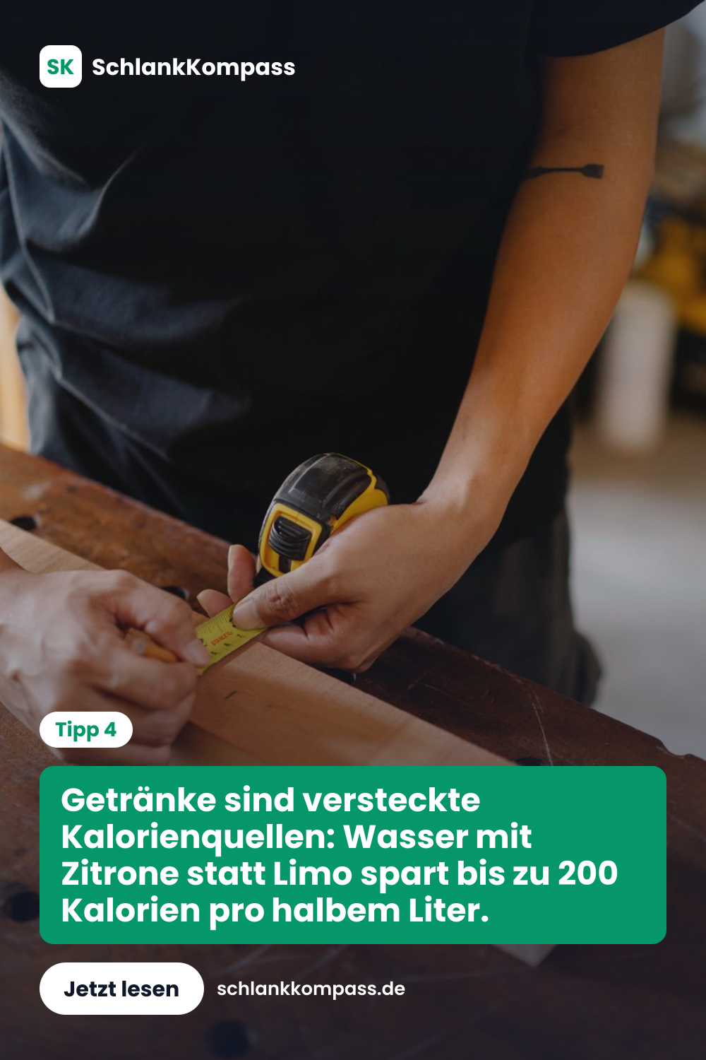 Getränke sind versteckte Kalorienquellen: Wasser mit Zitrone statt Limo spart bis zu 200 Kalorien pro halbem Liter.