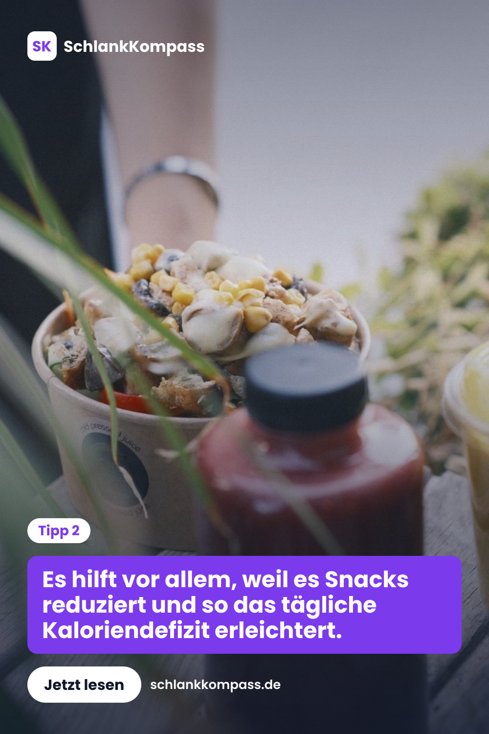 Es hilft vor allem, weil es Snacks reduziert und so das tägliche Kaloriendefizit erleichtert.