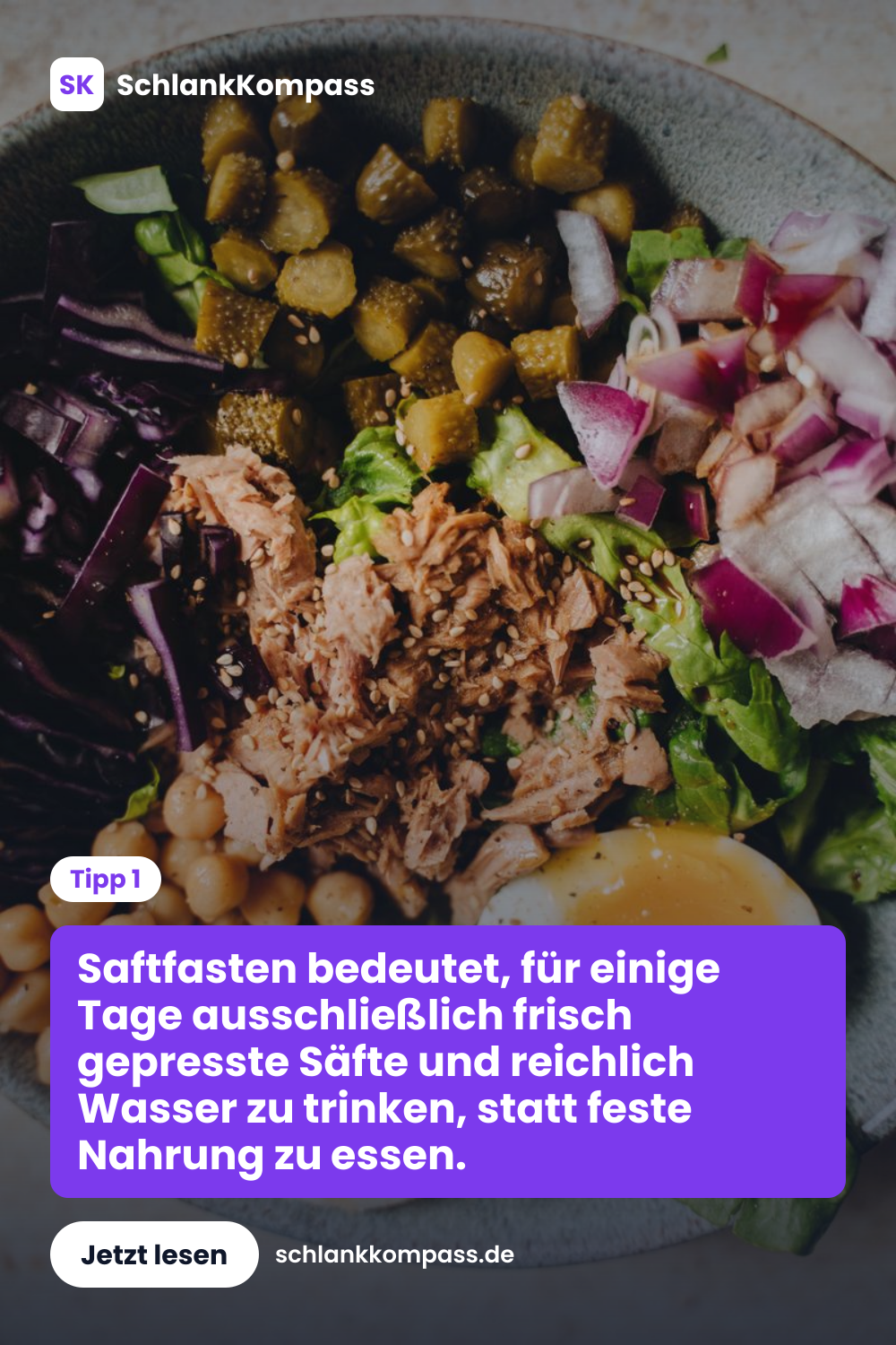 Saftfasten bedeutet, für einige Tage ausschließlich frisch gepresste Säfte und reichlich Wasser zu trinken, statt feste Nahrung zu essen.