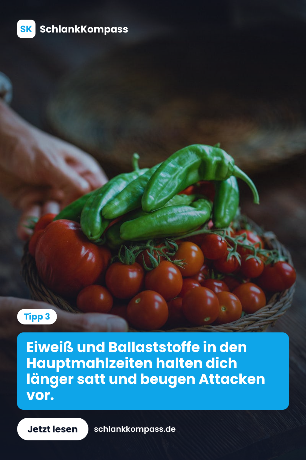 Eiweiß und Ballaststoffe in den Hauptmahlzeiten halten dich länger satt und beugen Attacken vor.