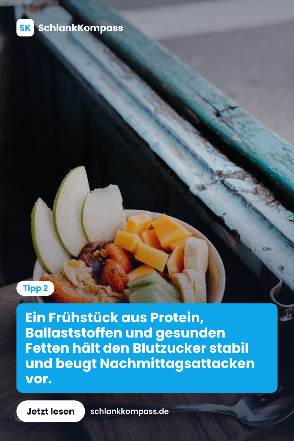 Ein Frühstück aus Protein, Ballaststoffen und gesunden Fetten hält den Blutzucker stabil und beugt Nachmittagsattacken vor.