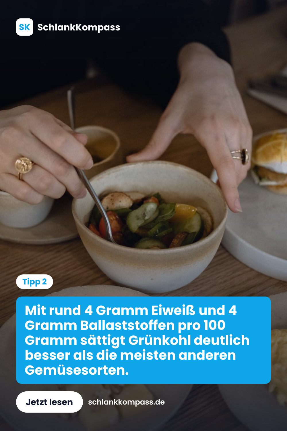 Mit rund 4 Gramm Eiweiß und 4 Gramm Ballaststoffen pro 100 Gramm sättigt Grünkohl deutlich besser als die meisten anderen Gemüsesorten.