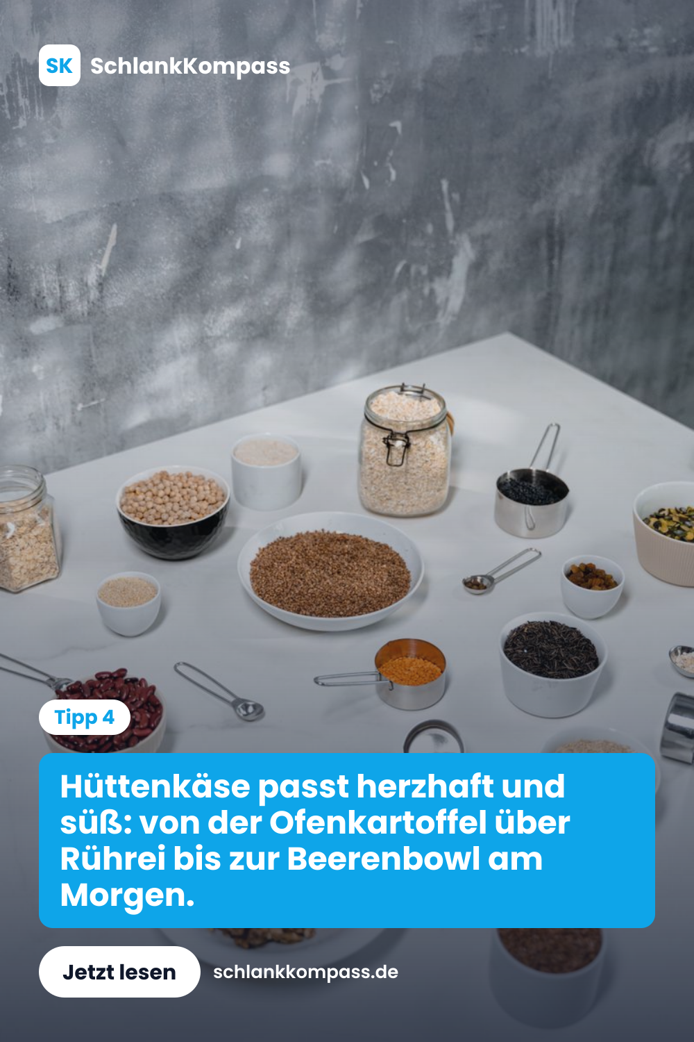 Hüttenkäse passt herzhaft und süß: von der Ofenkartoffel über Rührei bis zur Beerenbowl am Morgen.