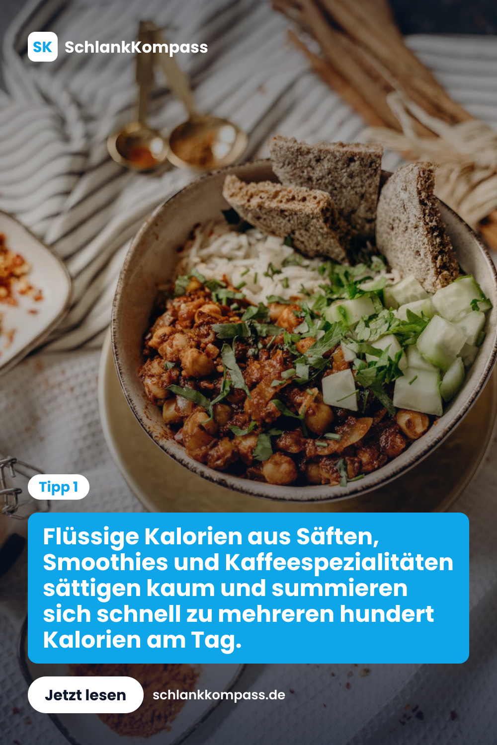 Flüssige Kalorien aus Säften, Smoothies und Kaffeespezialitäten sättigen kaum und summieren sich schnell zu mehreren hundert Kalorien am Tag.