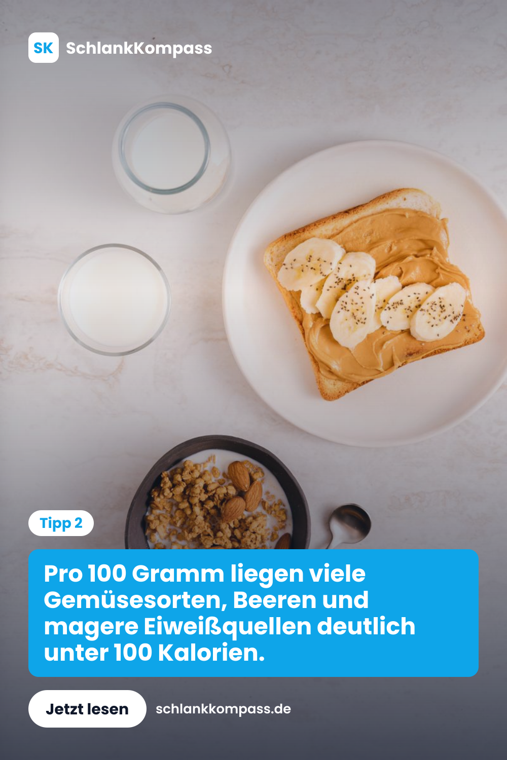 Pro 100 Gramm liegen viele Gemüsesorten, Beeren und magere Eiweißquellen deutlich unter 100 Kalorien.
