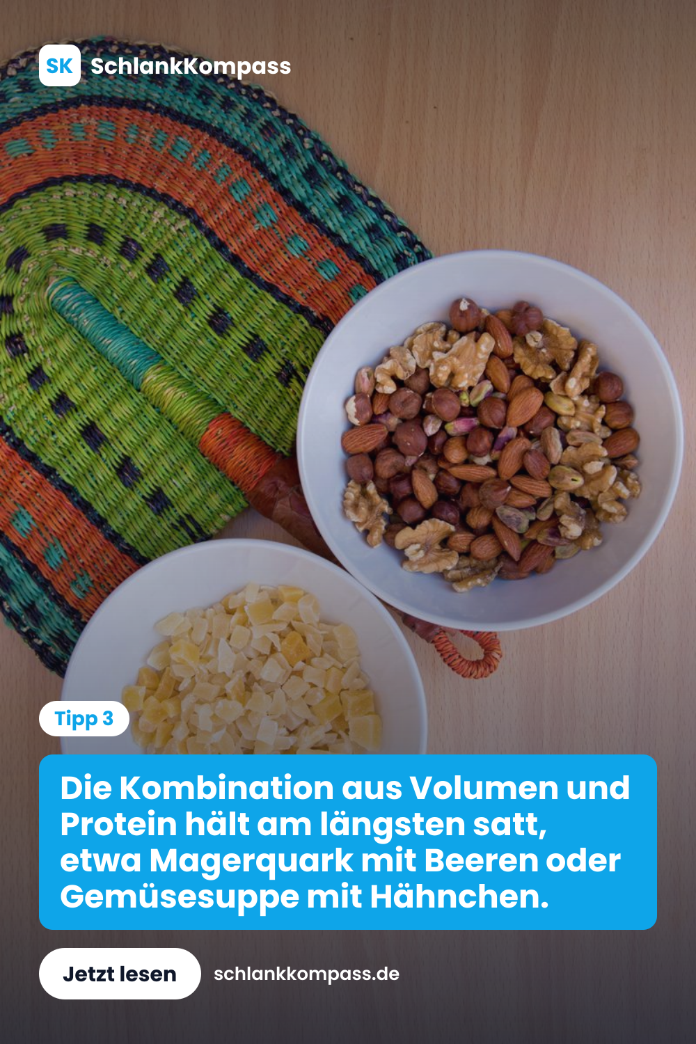 Die Kombination aus Volumen und Protein hält am längsten satt, etwa Magerquark mit Beeren oder Gemüsesuppe mit Hähnchen.