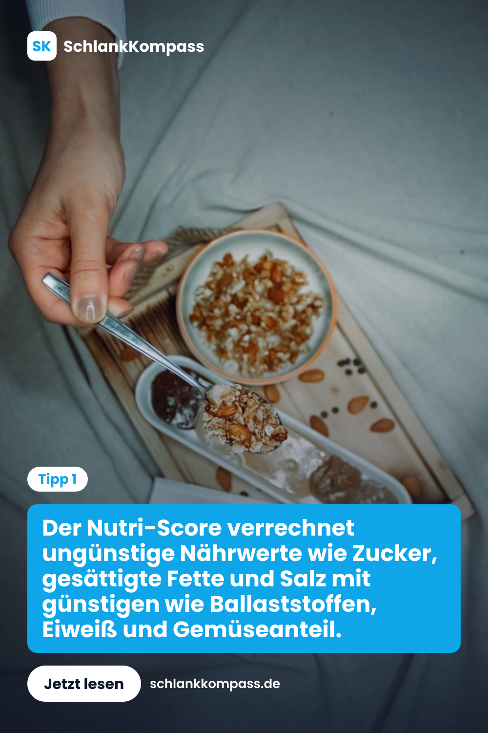 Der Nutri-Score verrechnet ungünstige Nährwerte wie Zucker, gesättigte Fette und Salz mit günstigen wie Ballaststoffen, Eiweiß und Gemüseanteil.