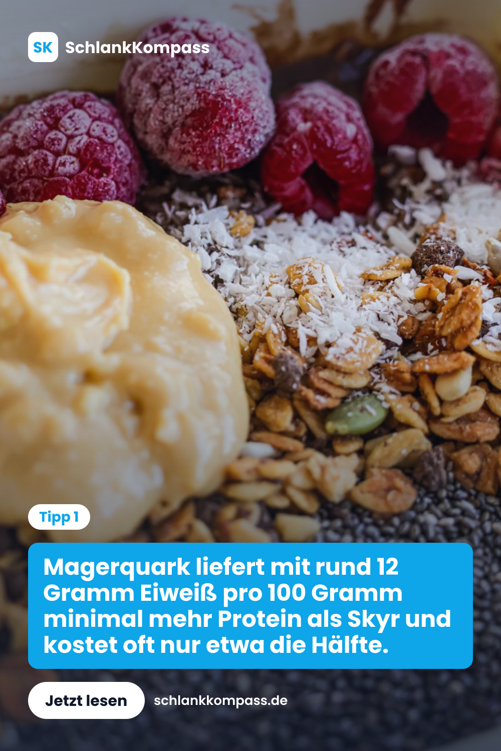 Magerquark liefert mit rund 12 Gramm Eiweiß pro 100 Gramm minimal mehr Protein als Skyr und kostet oft nur etwa die Hälfte.