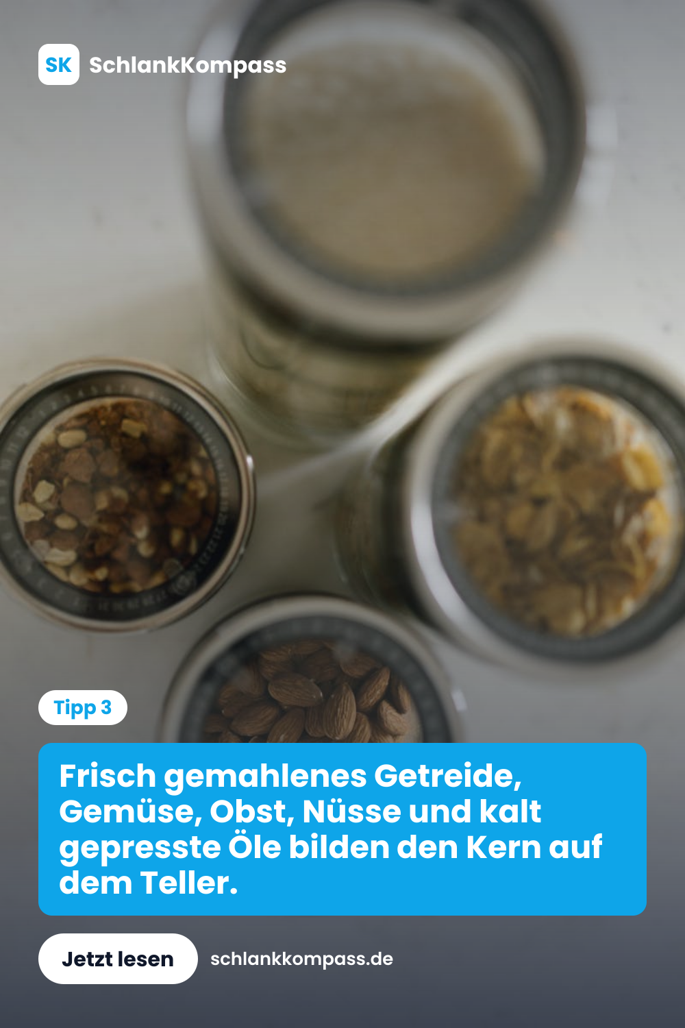 Frisch gemahlenes Getreide, Gemüse, Obst, Nüsse und kalt gepresste Öle bilden den Kern auf dem Teller.