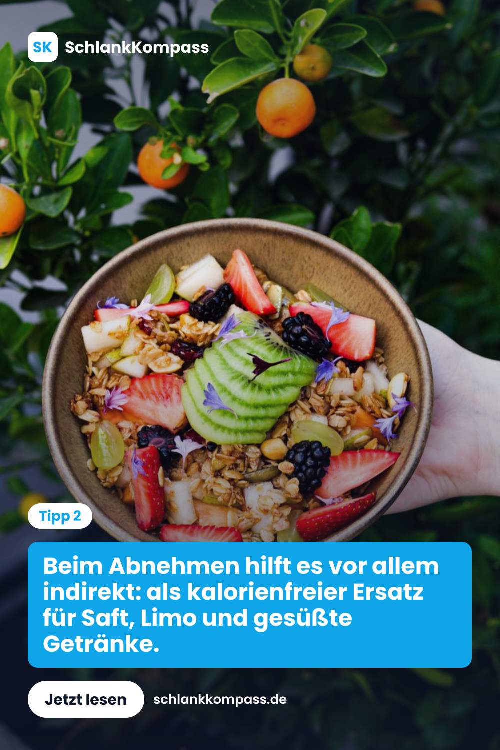Beim Abnehmen hilft es vor allem indirekt: als kalorienfreier Ersatz für Saft, Limo und gesüßte Getränke.