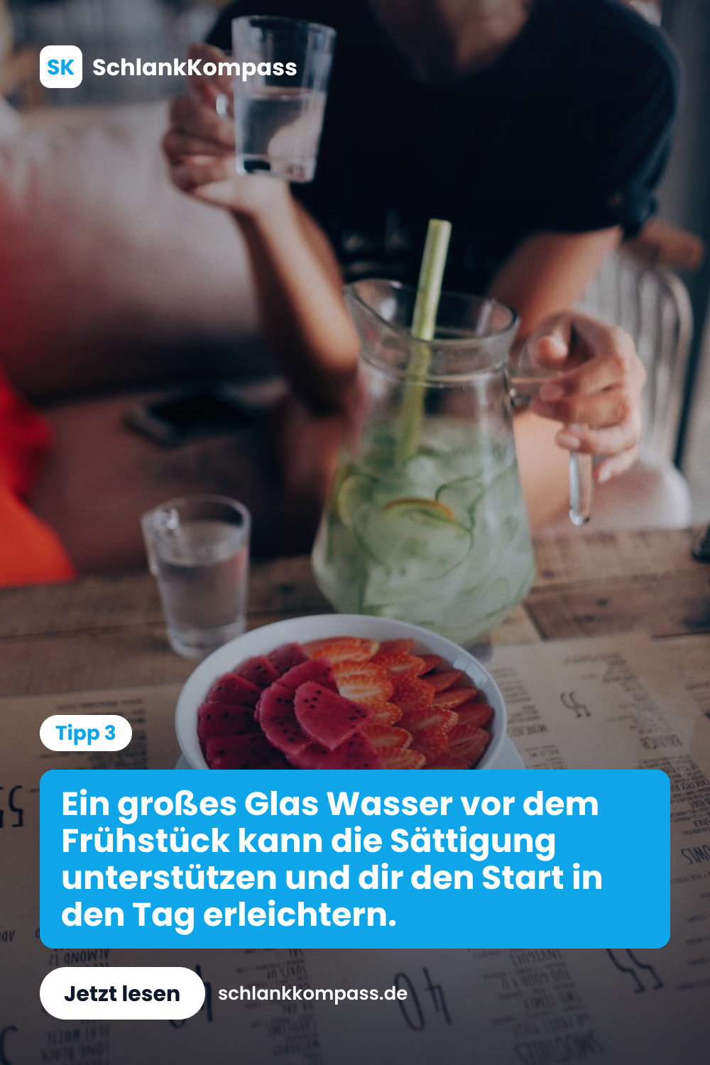 Ein großes Glas Wasser vor dem Frühstück kann die Sättigung unterstützen und dir den Start in den Tag erleichtern.