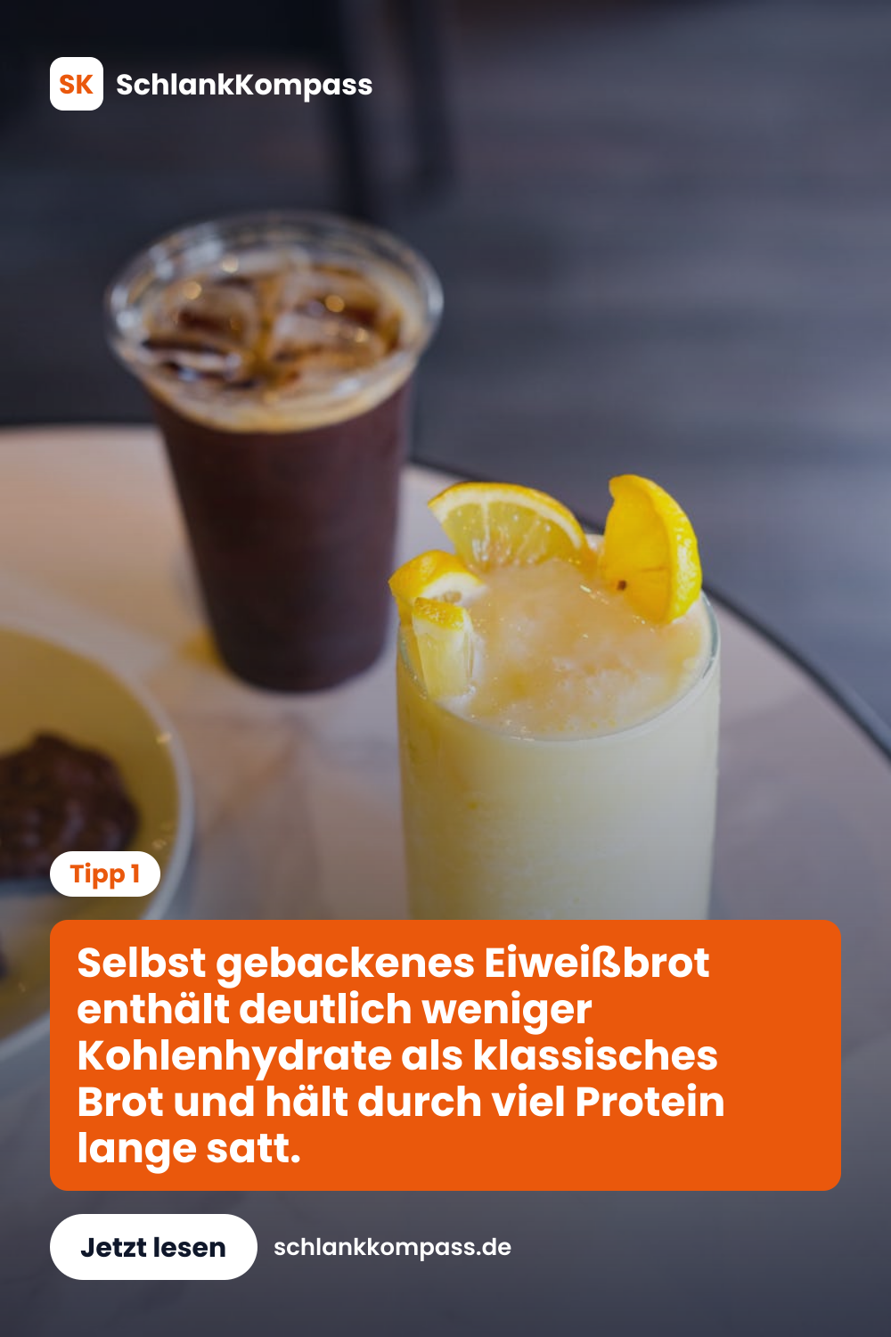 Selbst gebackenes Eiweißbrot enthält deutlich weniger Kohlenhydrate als klassisches Brot und hält durch viel Protein lange satt.