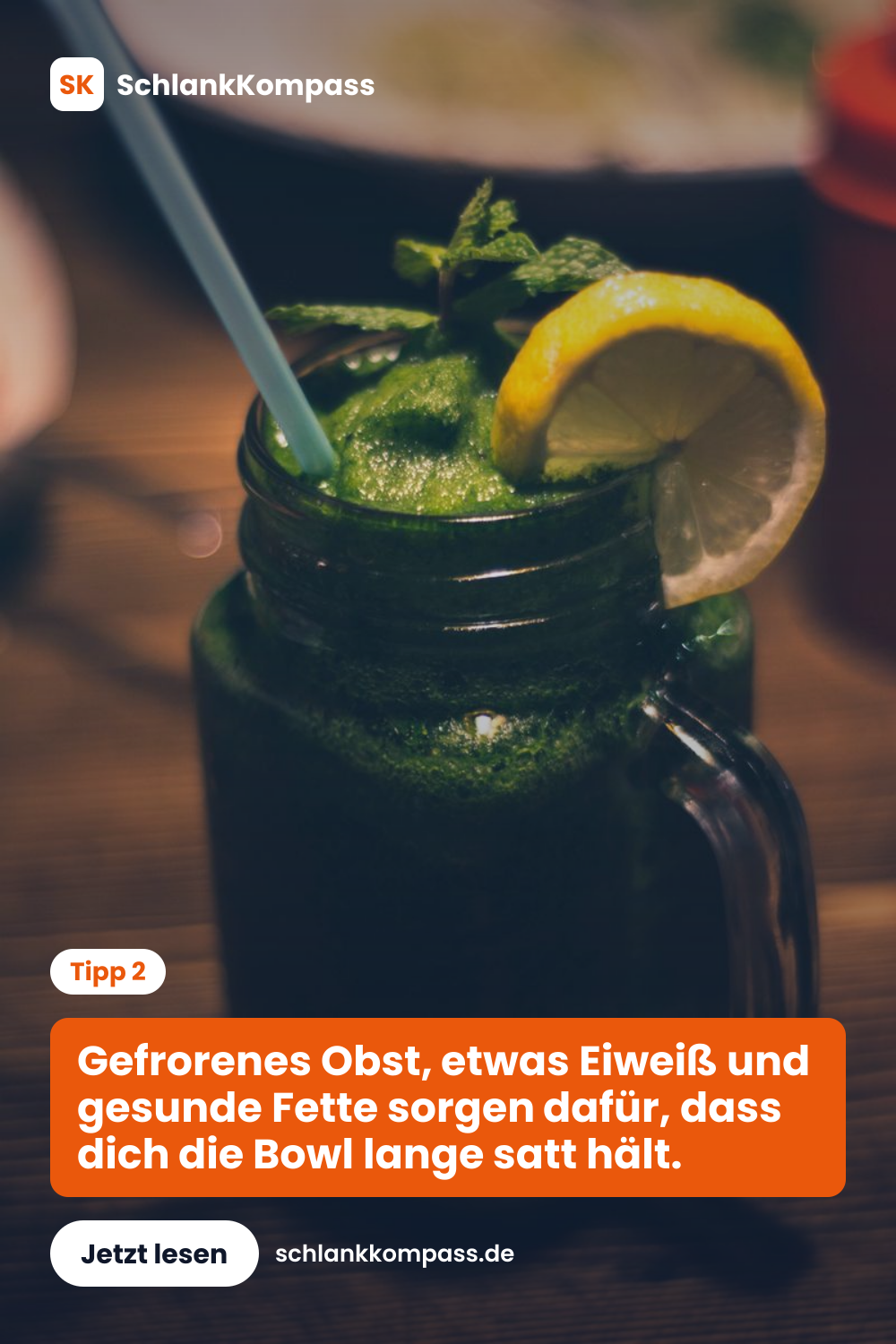 Gefrorenes Obst, etwas Eiweiß und gesunde Fette sorgen dafür, dass dich die Bowl lange satt hält.