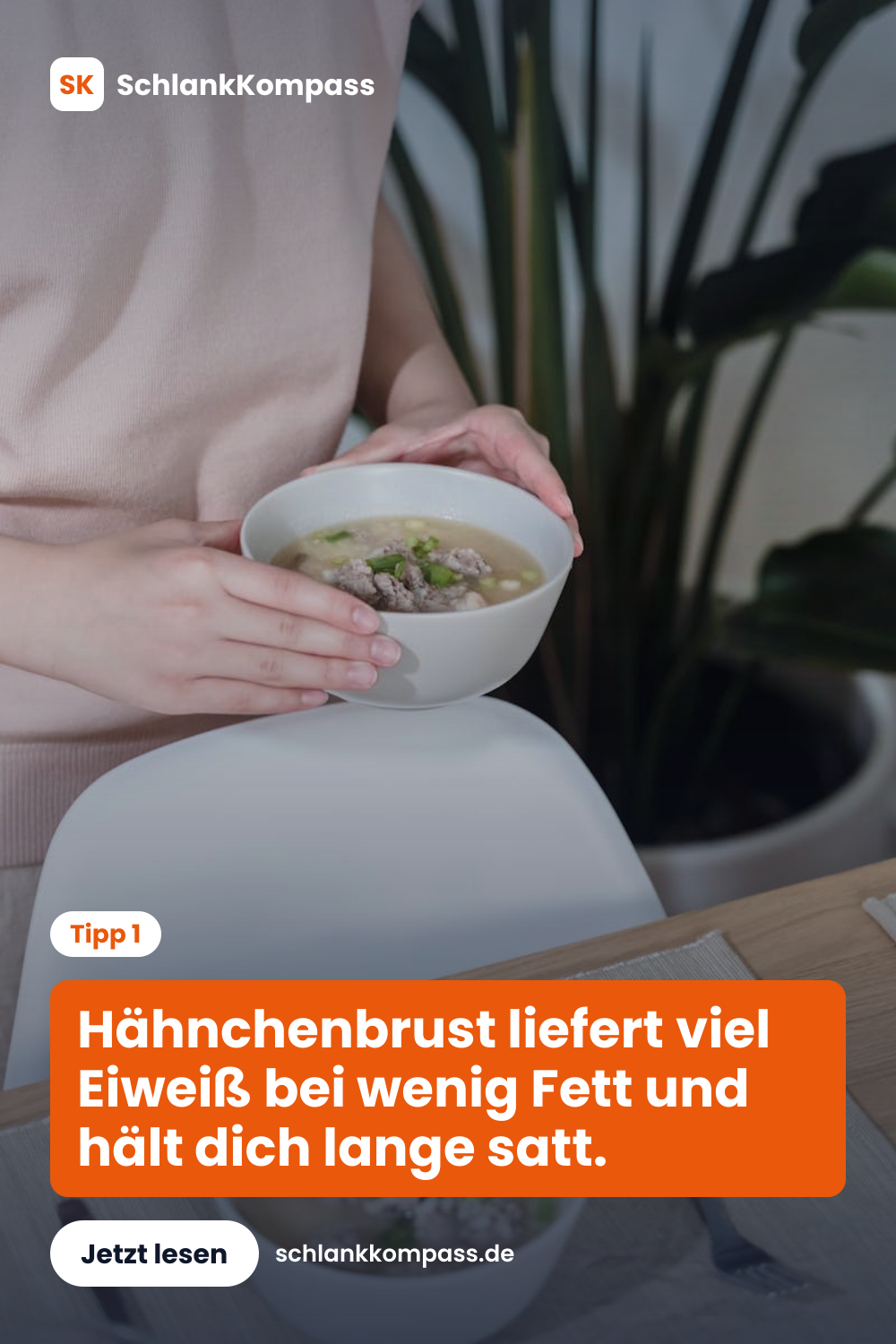 Hähnchenbrust liefert viel Eiweiß bei wenig Fett und hält dich lange satt.