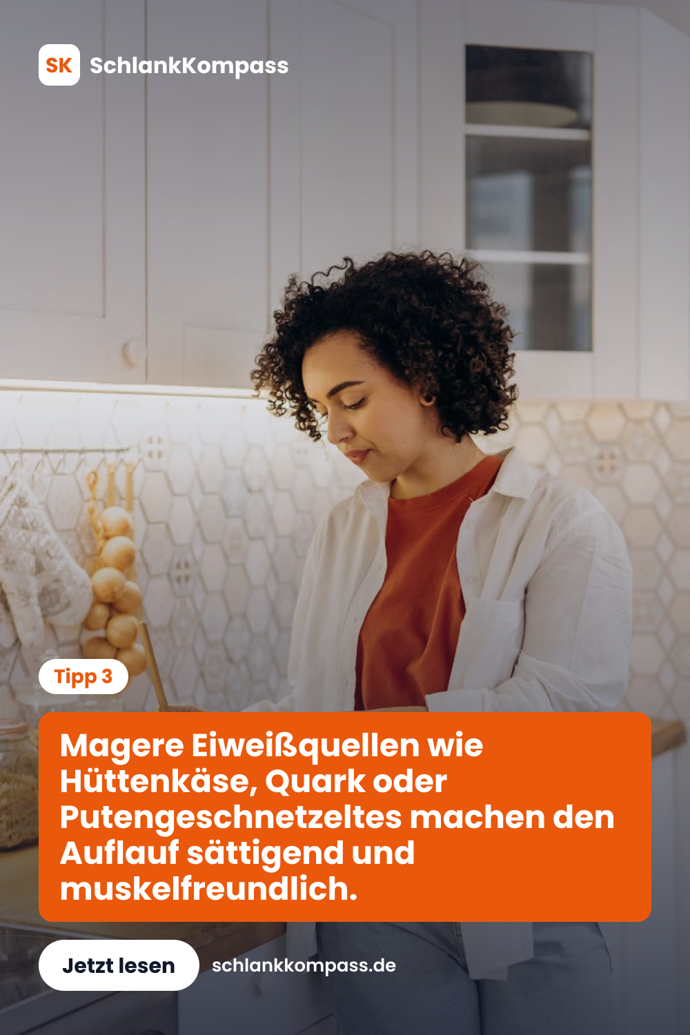 Magere Eiweißquellen wie Hüttenkäse, Quark oder Putengeschnetzeltes machen den Auflauf sättigend und muskelfreundlich.