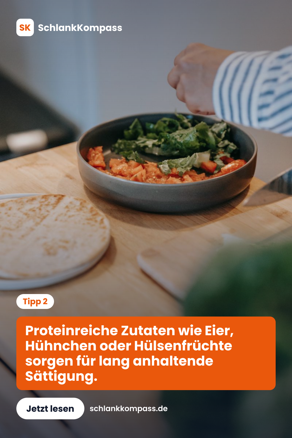 Proteinreiche Zutaten wie Eier, Hühnchen oder Hülsenfrüchte sorgen für lang anhaltende Sättigung.