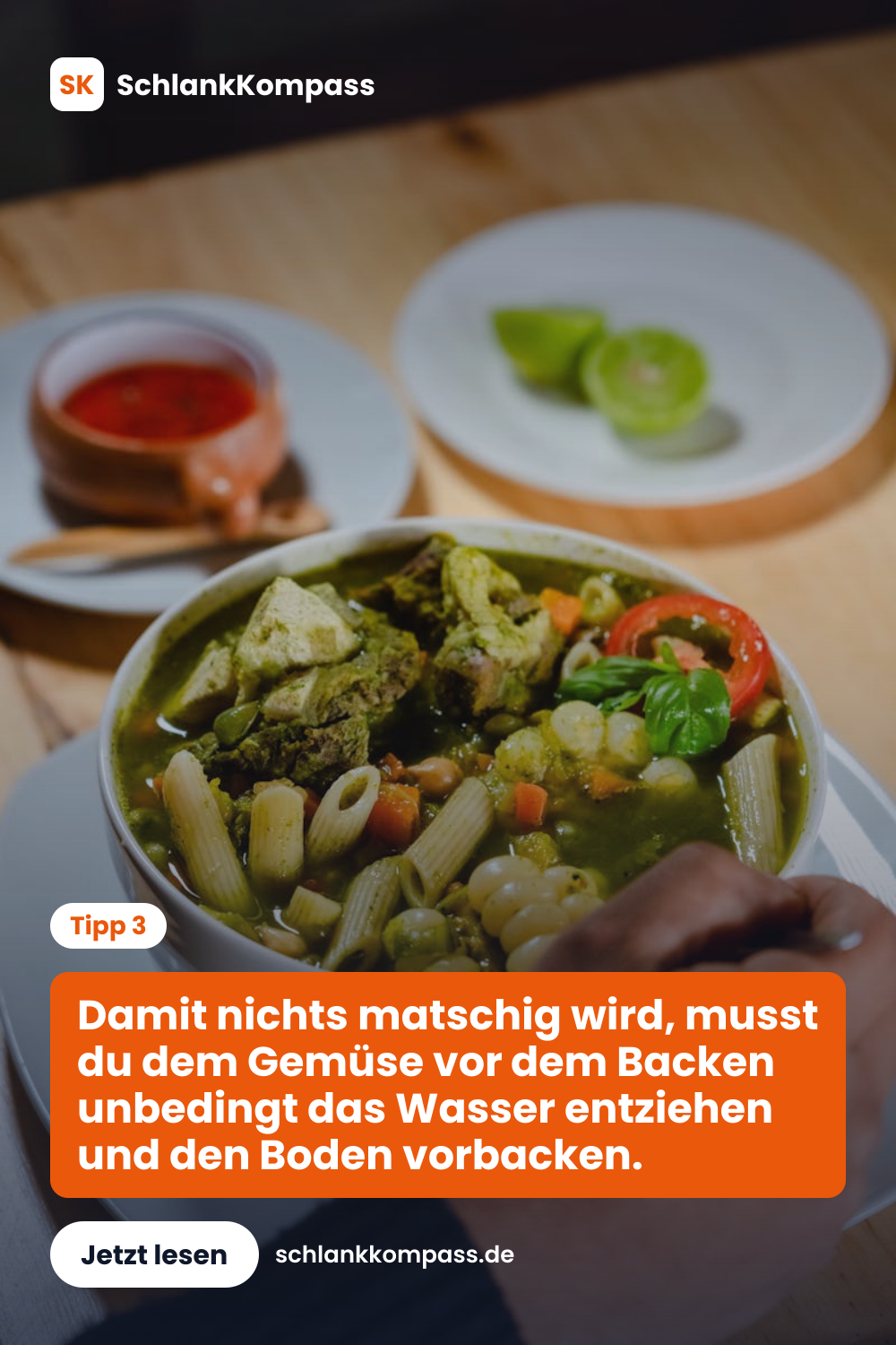 Damit nichts matschig wird, musst du dem Gemüse vor dem Backen unbedingt das Wasser entziehen und den Boden vorbacken.