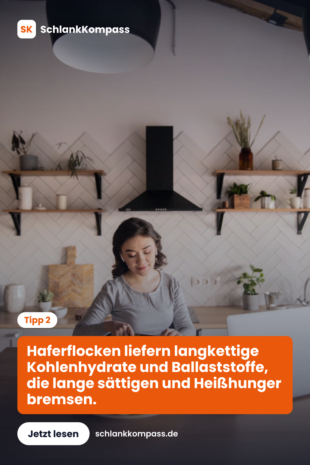 Haferflocken liefern langkettige Kohlenhydrate und Ballaststoffe, die lange sättigen und Heißhunger bremsen.