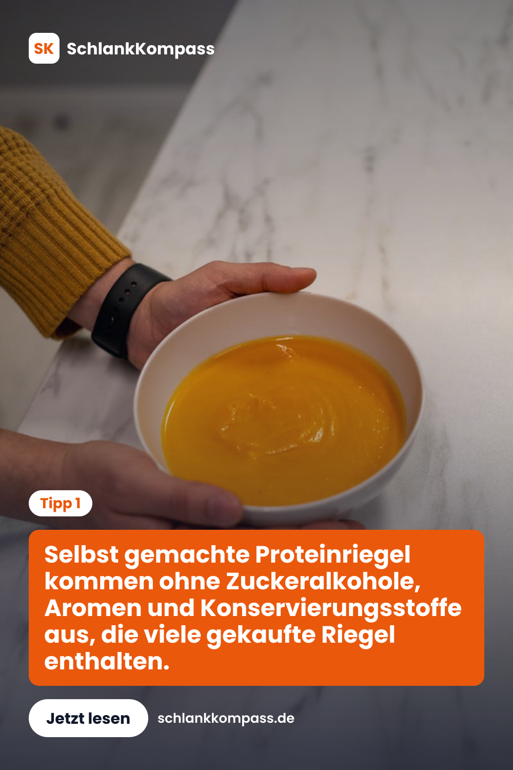 Selbst gemachte Proteinriegel kommen ohne Zuckeralkohole, Aromen und Konservierungsstoffe aus, die viele gekaufte Riegel enthalten.