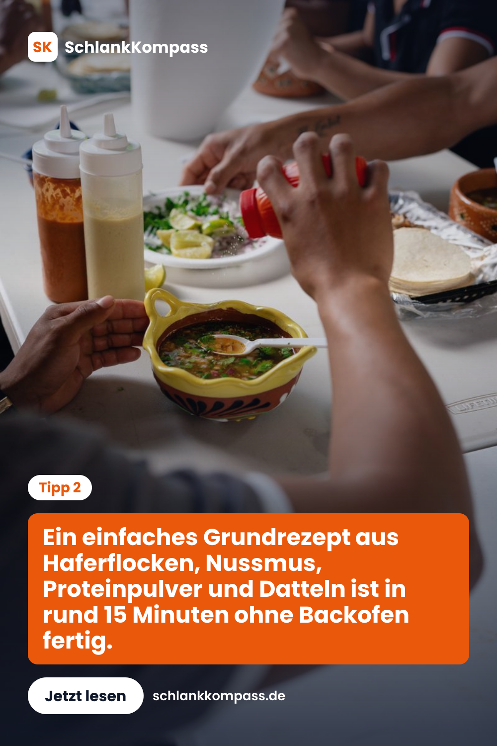 Ein einfaches Grundrezept aus Haferflocken, Nussmus, Proteinpulver und Datteln ist in rund 15 Minuten ohne Backofen fertig.