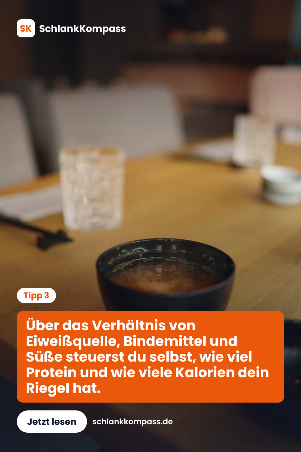 Über das Verhältnis von Eiweißquelle, Bindemittel und Süße steuerst du selbst, wie viel Protein und wie viele Kalorien dein Riegel hat.