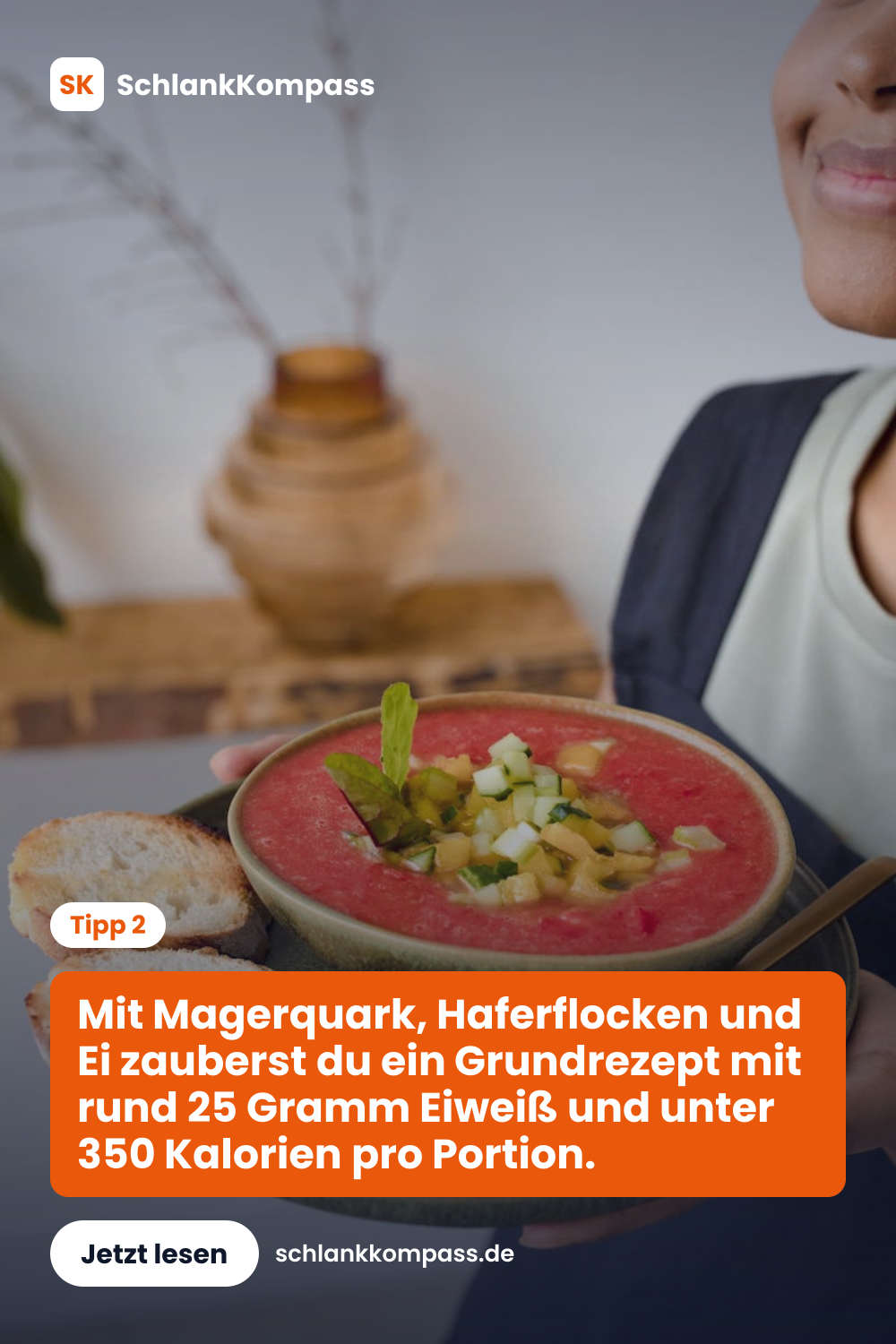 Mit Magerquark, Haferflocken und Ei zauberst du ein Grundrezept mit rund 25 Gramm Eiweiß und unter 350 Kalorien pro Portion.
