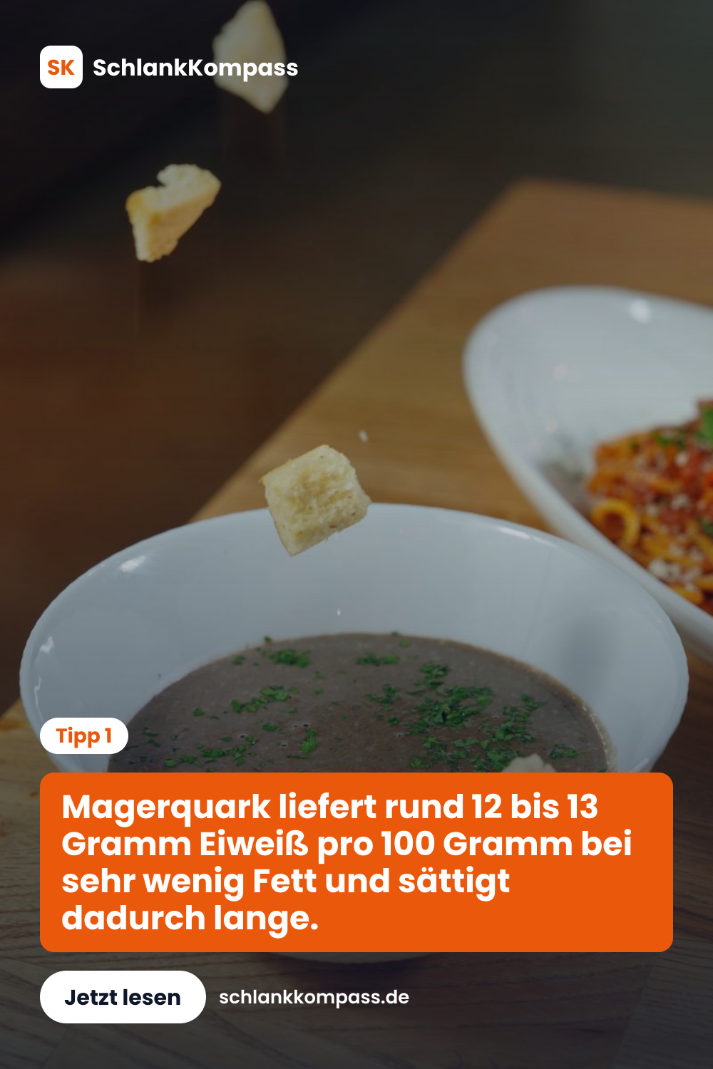 Magerquark liefert rund 12 bis 13 Gramm Eiweiß pro 100 Gramm bei sehr wenig Fett und sättigt dadurch lange.