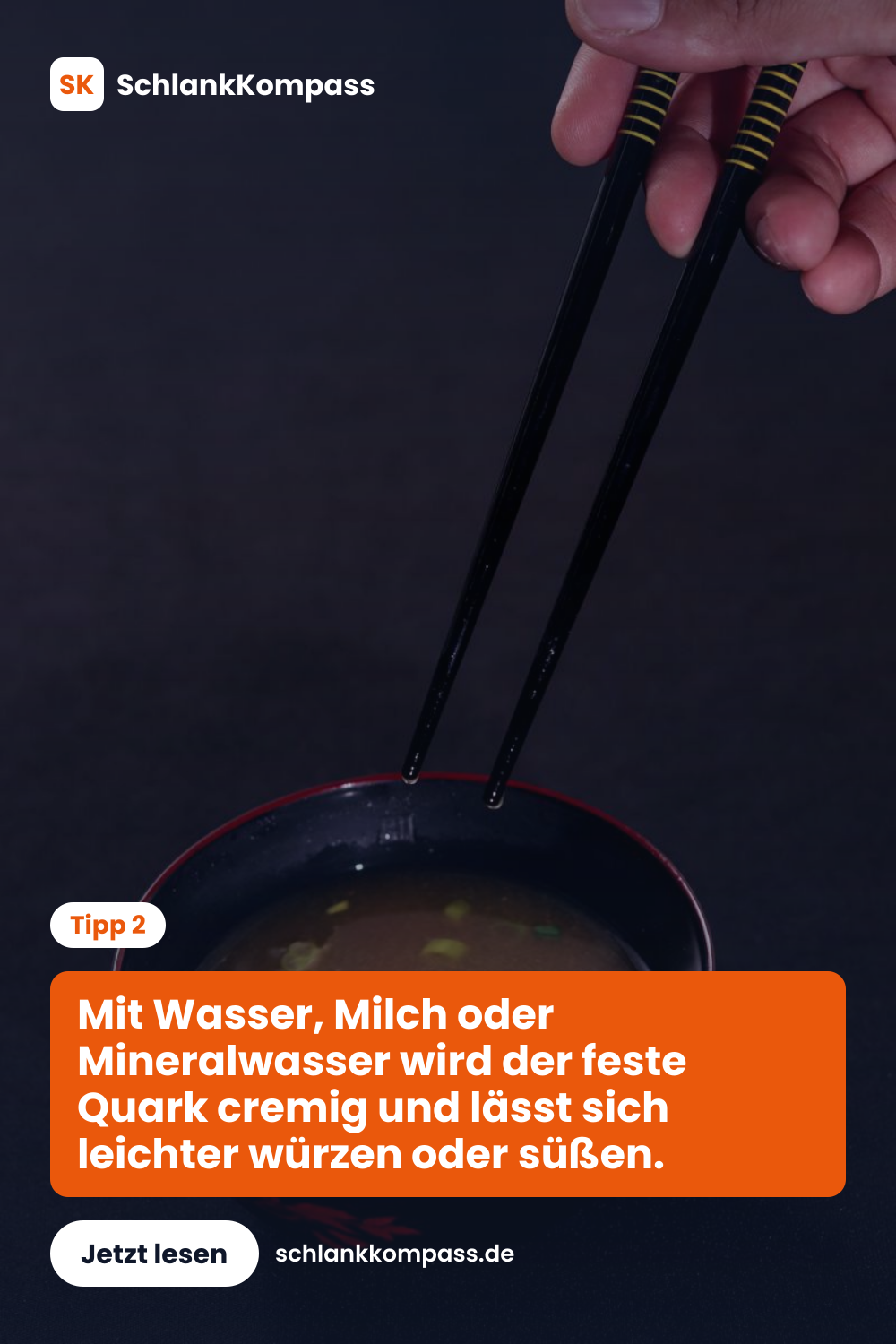 Mit Wasser, Milch oder Mineralwasser wird der feste Quark cremig und lässt sich leichter würzen oder süßen.