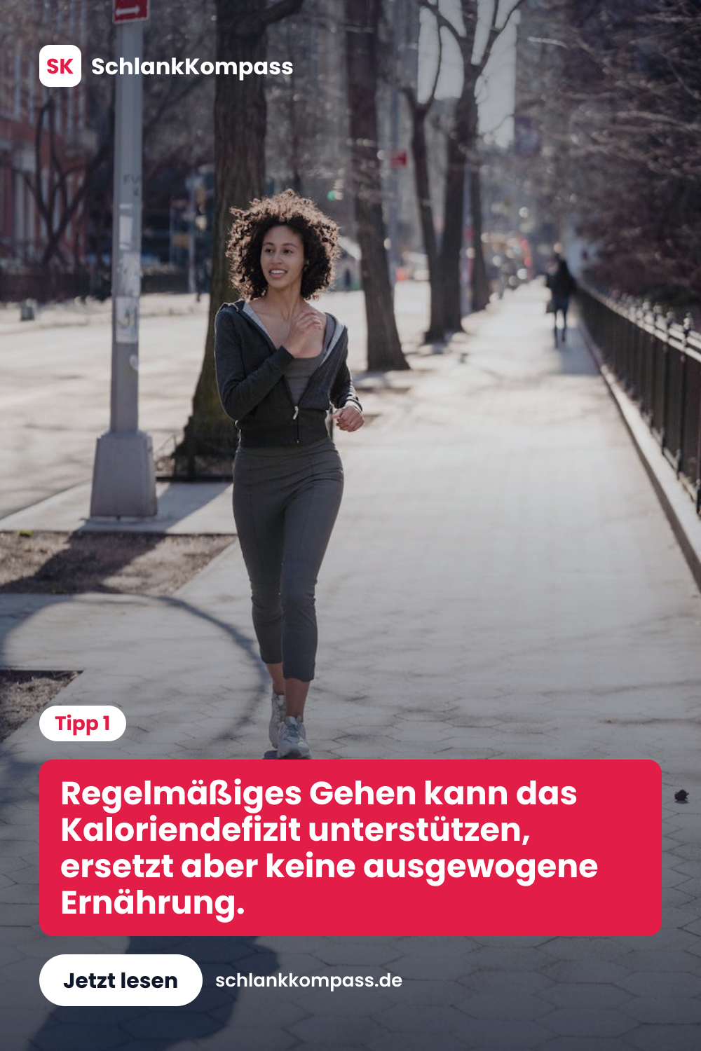 Regelmäßiges Gehen kann das Kaloriendefizit unterstützen, ersetzt aber keine ausgewogene Ernährung.