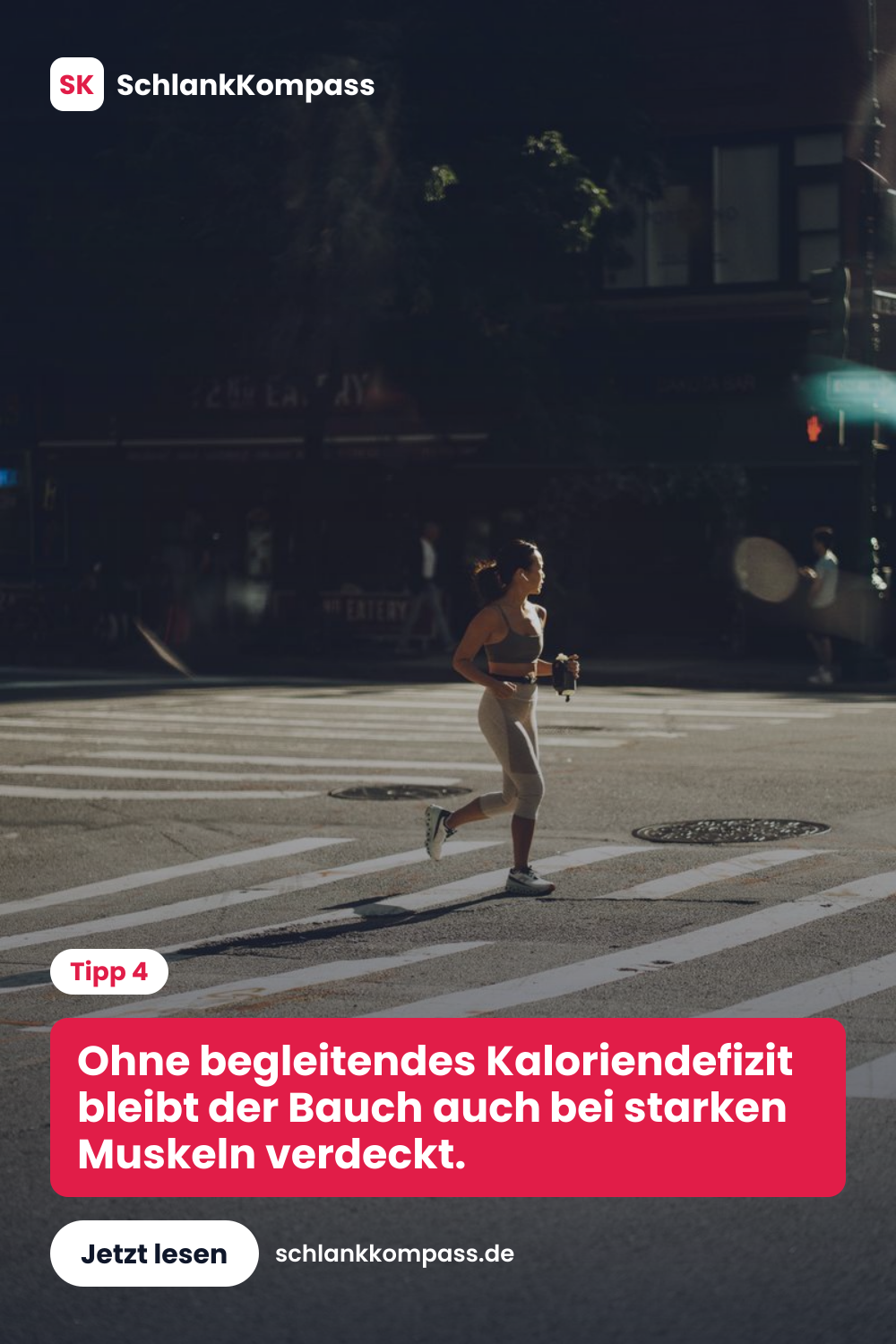 Ohne begleitendes Kaloriendefizit bleibt der Bauch auch bei starken Muskeln verdeckt.