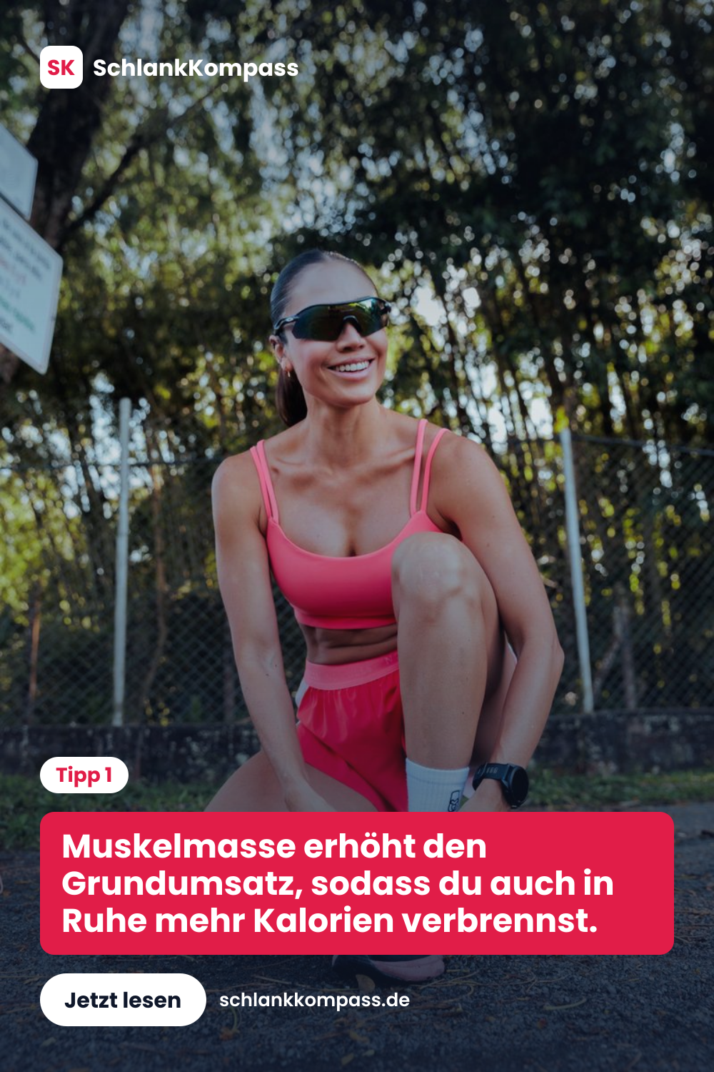 Muskelmasse erhöht den Grundumsatz, sodass du auch in Ruhe mehr Kalorien verbrennst.